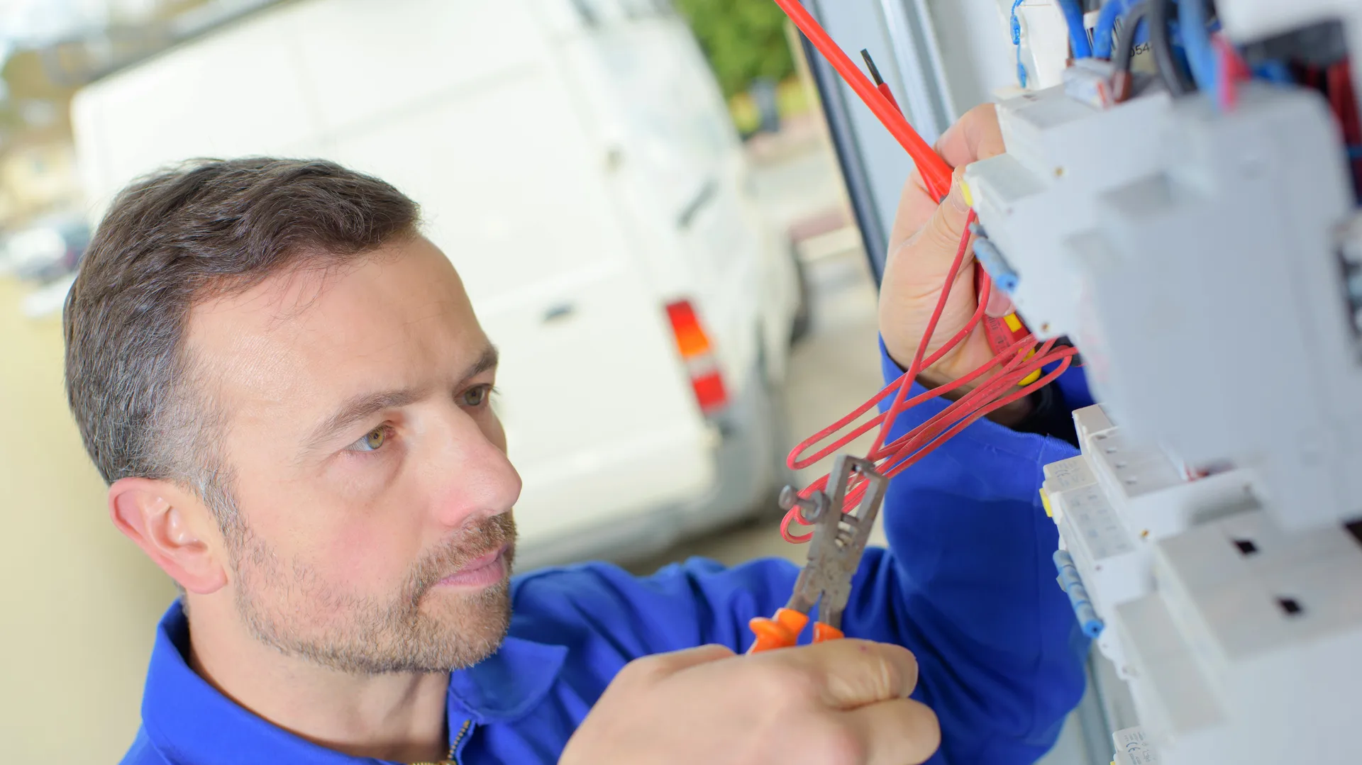Électricien professionnel en intervention à Paris